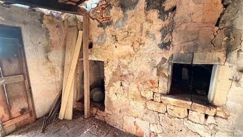 P  R  E  Z  Z  O    R  I  B  A  S  S  A  T  O  -  Corpo di 4 Trulli con 2 depositi